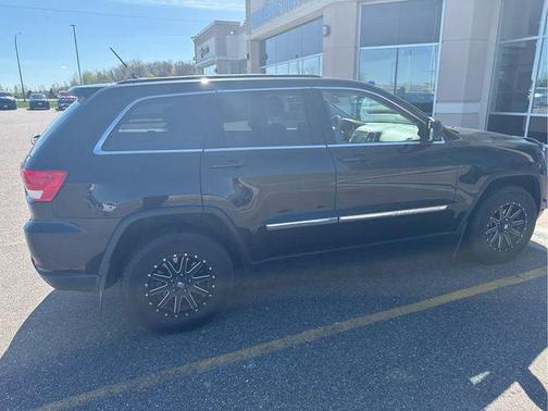 Brilliant Black Crystal Pearl 2013 Jeep Grand Cherokee Laredo