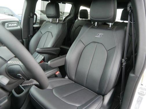 Bright White Clearcoat 2026 Chrysler Pacifica Select