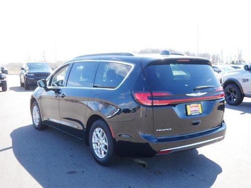 Brilliant Black Crystal Pearlcoat 2022 Chrysler Pacifica Touring-L