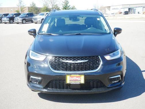 Brilliant Black Crystal Pearlcoat 2022 Chrysler Pacifica Touring-L