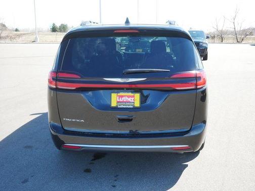 Brilliant Black Crystal Pearlcoat 2022 Chrysler Pacifica Touring-L