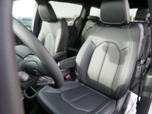 Silver Mist Clearcoat 2026 Chrysler Pacifica Select