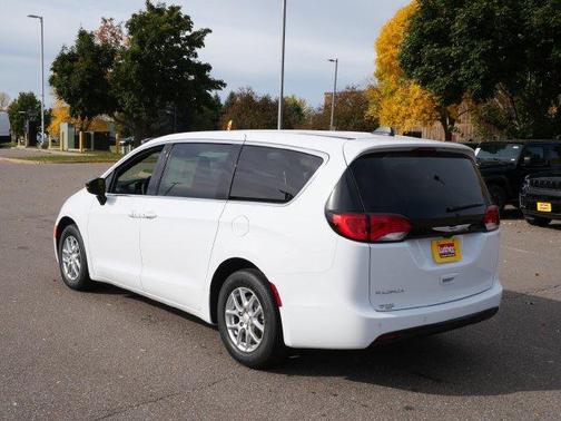 Bright White Clearcoat 2027 Chrysler Pacifica LX