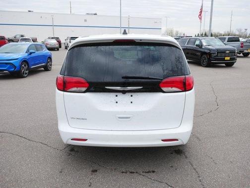 2023 Chrysler Voyager LX