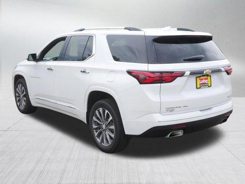 Iridescent Pearl Tricoat 2023 Chevrolet Traverse Premier