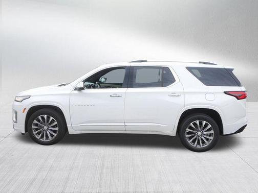 Iridescent Pearl Tricoat 2023 Chevrolet Traverse Premier