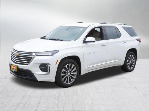 Iridescent Pearl Tricoat 2023 Chevrolet Traverse Premier