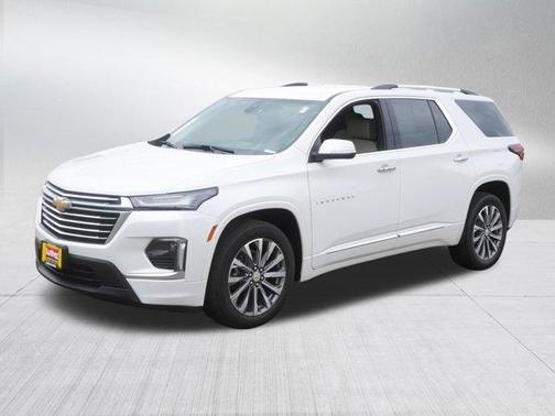 Iridescent Pearl Tricoat 2023 Chevrolet Traverse Premier