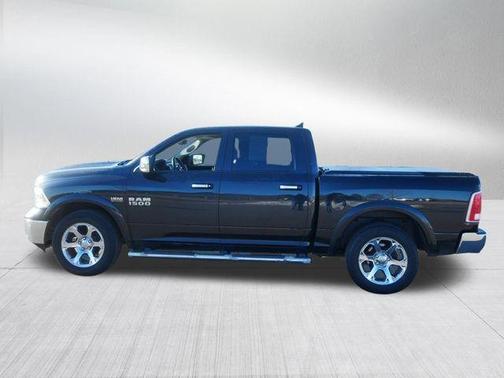 Brilliant Black Crystal Pearlcoat 2018 RAM 1500 Laramie