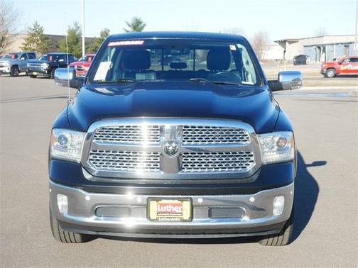 Brilliant Black Crystal Pearlcoat 2018 RAM 1500 Laramie