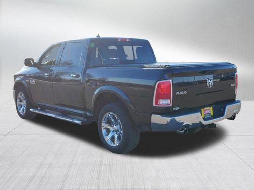 Brilliant Black Crystal Pearlcoat 2018 RAM 1500 Laramie