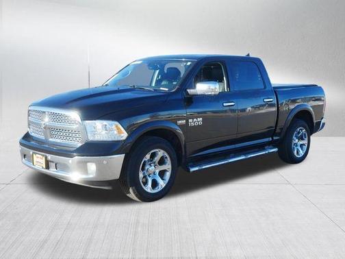 Brilliant Black Crystal Pearlcoat 2018 RAM 1500 Laramie