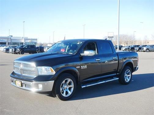 Brilliant Black Crystal Pearlcoat 2018 RAM 1500 Laramie