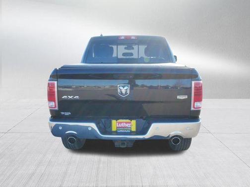 Brilliant Black Crystal Pearlcoat 2018 RAM 1500 Laramie