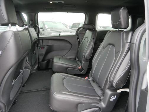 Silver Mist Clearcoat 2026 Chrysler Voyager LX