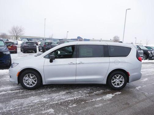 Silver Mist Clearcoat 2026 Chrysler Voyager LX