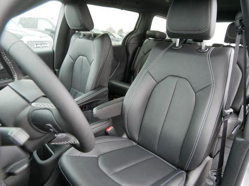 Silver Mist Clearcoat 2026 Chrysler Voyager LX