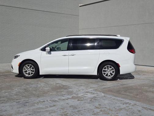 Bright White Clearcoat 2022 Chrysler Pacifica Touring-L