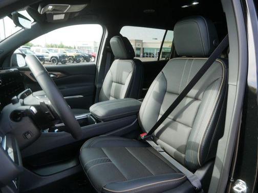 Mosaic Black Metallic 2026 Chevrolet Traverse High Country