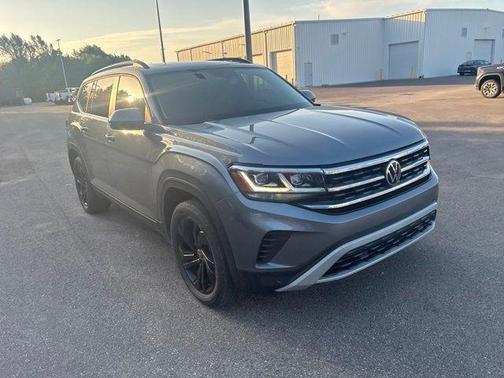 Platinum Gray Metallic 2022 Volkswagen Atlas 2.0T SE w/Technology