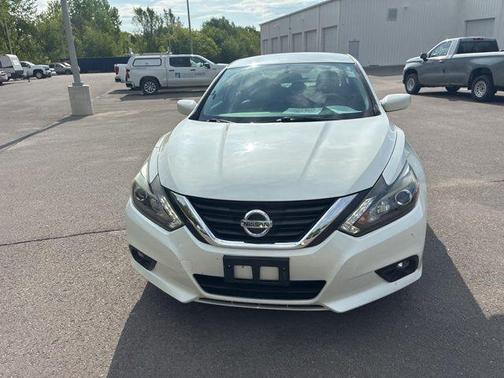 Pearl White 2016 Nissan Altima 2.5 SR