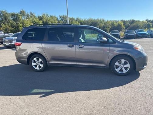 2016 Toyota Sienna LE
