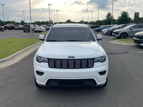 Bright White Clearcoat 2021 Jeep Grand Cherokee Laredo