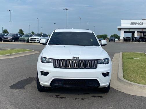 Bright White Clearcoat 2021 Jeep Grand Cherokee Laredo