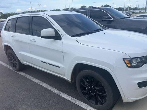 Bright White Clearcoat 2021 Jeep Grand Cherokee Laredo