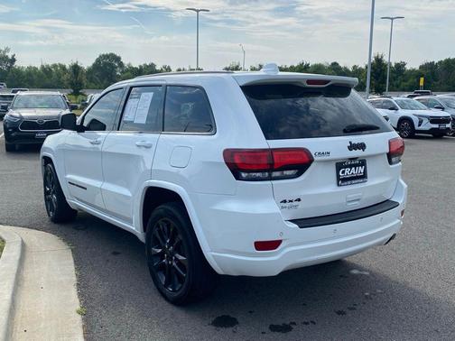 Bright White Clearcoat 2021 Jeep Grand Cherokee Laredo