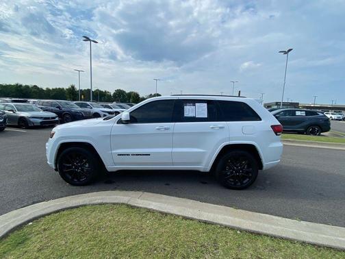 Bright White Clearcoat 2021 Jeep Grand Cherokee Laredo