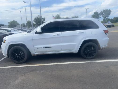 Bright White Clearcoat 2021 Jeep Grand Cherokee Laredo