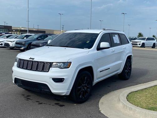 Bright White Clearcoat 2021 Jeep Grand Cherokee Laredo