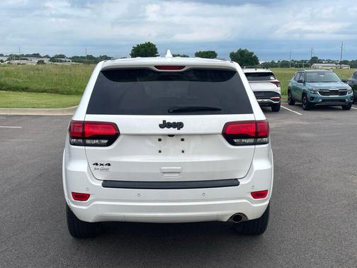 Bright White Clearcoat 2021 Jeep Grand Cherokee Laredo
