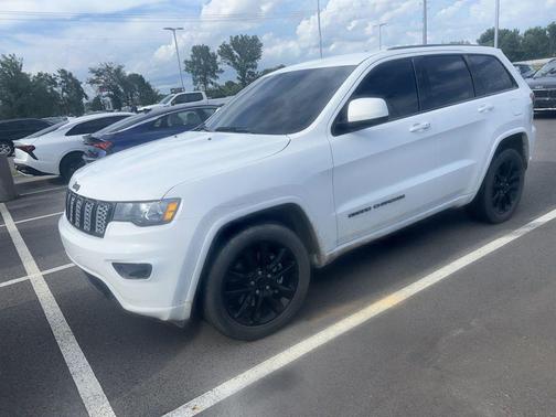 Bright White Clearcoat 2021 Jeep Grand Cherokee Laredo