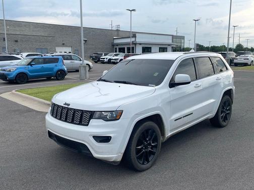 Bright White Clearcoat 2021 Jeep Grand Cherokee Laredo
