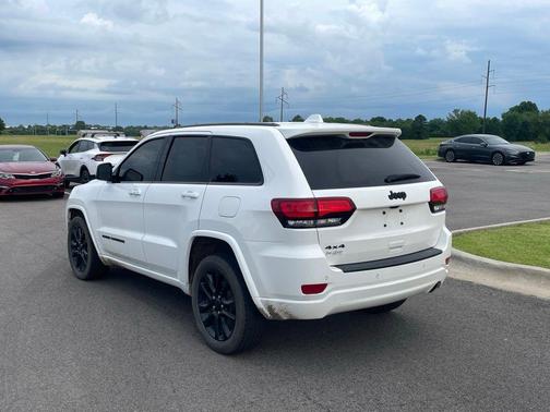 Bright White Clearcoat 2021 Jeep Grand Cherokee Laredo