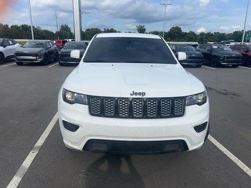 Bright White Clearcoat 2021 Jeep Grand Cherokee Laredo