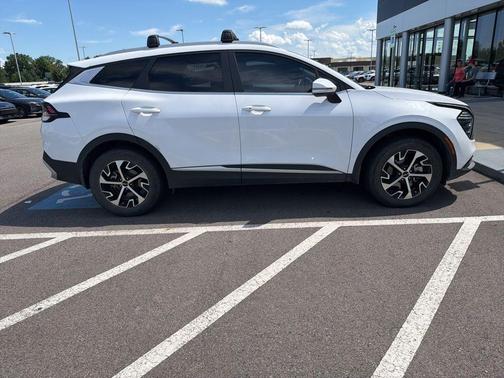 White Pearl 2024 Kia Sportage EX