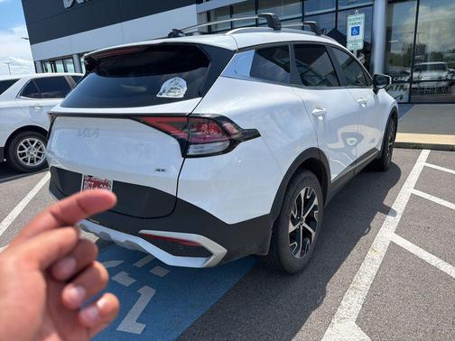 White Pearl 2024 Kia Sportage EX