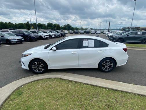 Snow White Pearl 2024 Kia Forte LXS