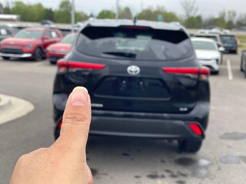 Midnight Black Metallic 2020 Toyota Highlander XLE