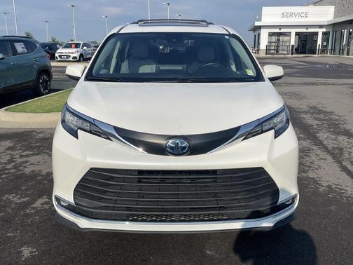 2021 Toyota Sienna XLE 8 Passenger