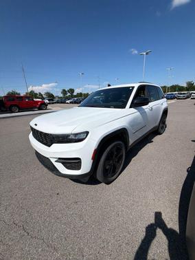 Bright White Clearcoat 2023 Jeep Grand Cherokee Altitude