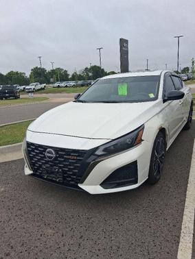 Pearl White 2023 Nissan Altima SR FWD