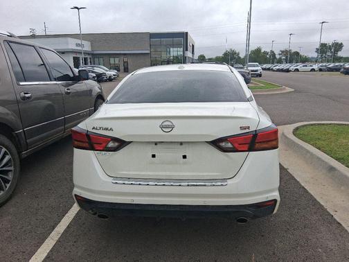 Pearl White 2023 Nissan Altima SR FWD