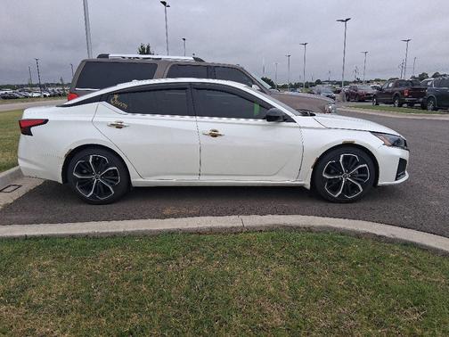 Pearl White 2023 Nissan Altima SR FWD