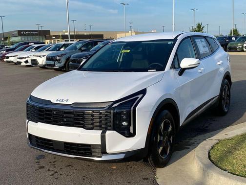 White Pearl 2026 Kia Sportage LX