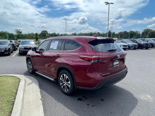 Pearl 2023 Toyota Highlander Hybrid XLE