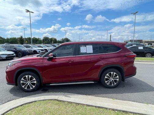 Pearl 2023 Toyota Highlander Hybrid XLE